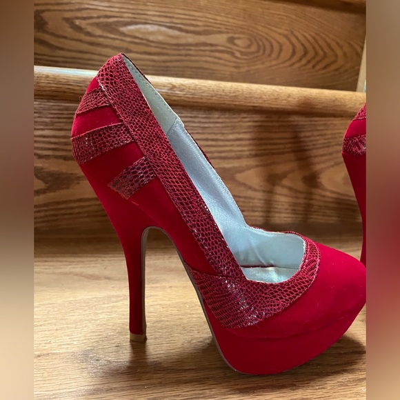 JustFab, Size 6 rich red velvet/leather like accents on 4 inch platform pumps. - Picture 5 of 7